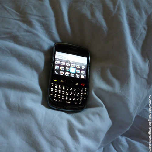 celular en la cama