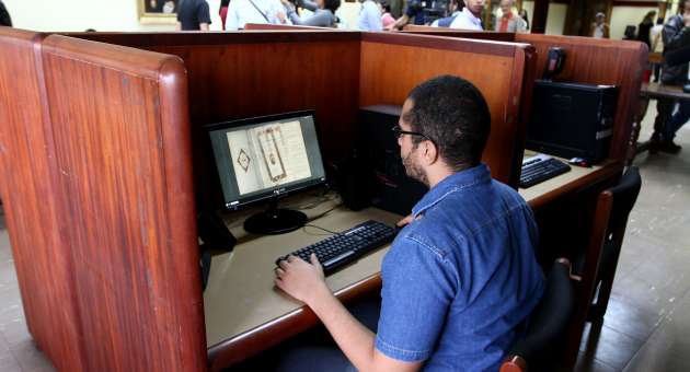 persona usando pc